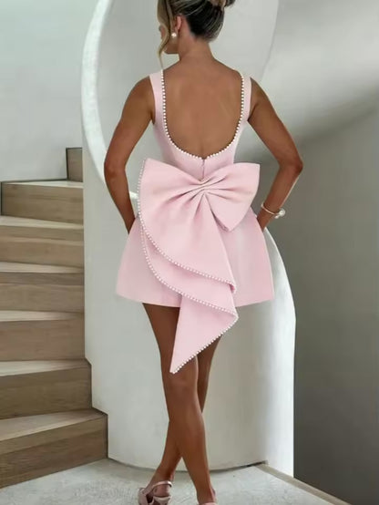Vestido Mini Rosa em A com Design Costas Descobertas com Detalhes em Pérolas e Laço Grande
