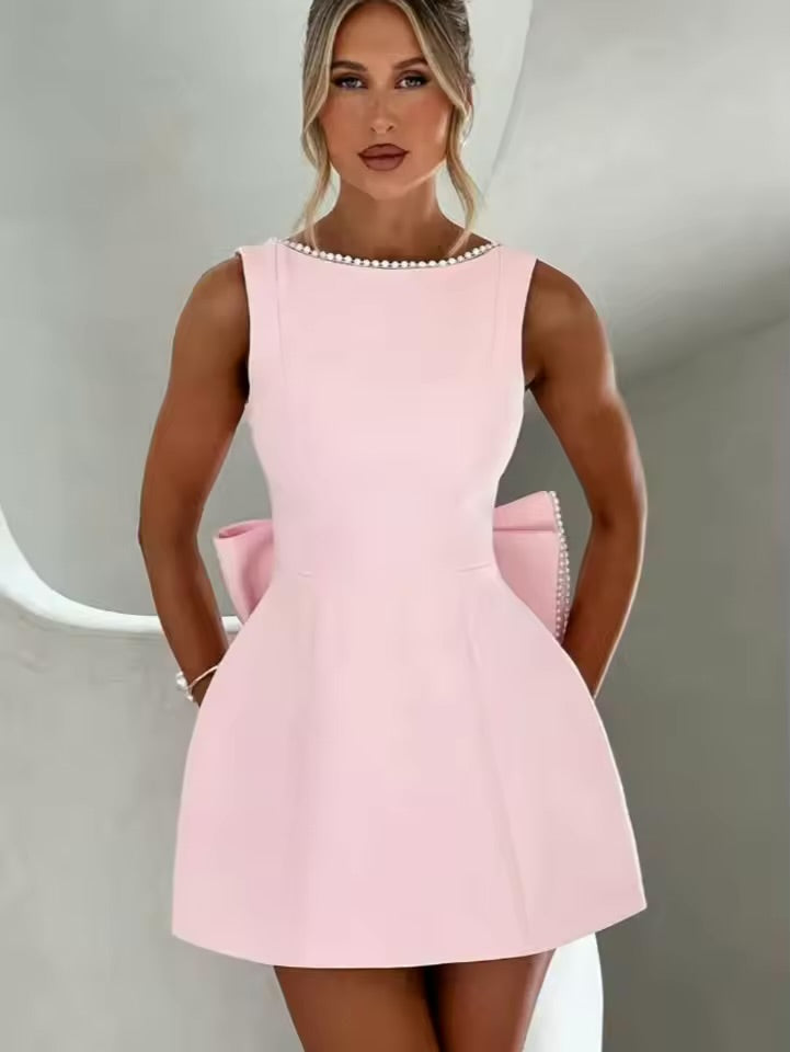 Vestido Mini Rosa em A com Design Costas Descobertas com Detalhes em Pérolas e Laço Grande