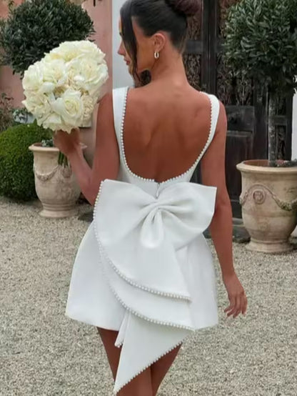 Vestido Mini Rosa em A com Design Costas Descobertas com Detalhes em Pérolas e Laço Grande