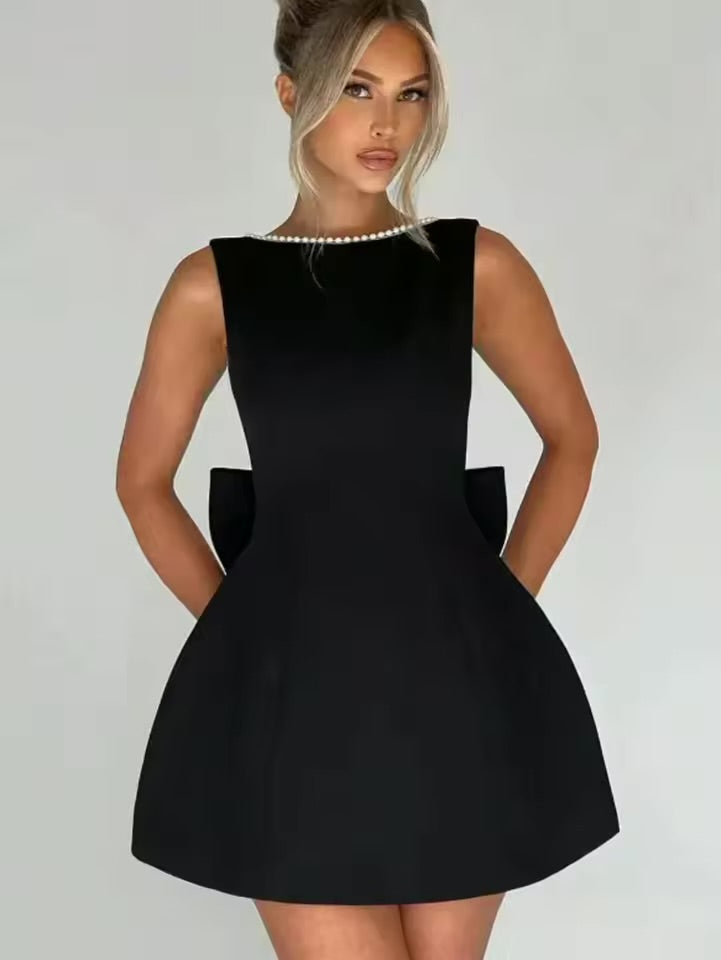 Vestido Mini Rosa em A com Design Costas Descobertas com Detalhes em Pérolas e Laço Grande
