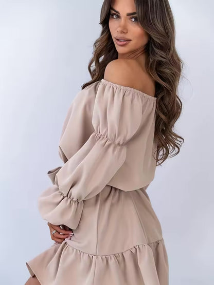 Este vestido na cor damasco tem um estilo doce e fresco. Apresenta mangas bufantes, cintura com laço e um bainha curta com babados.