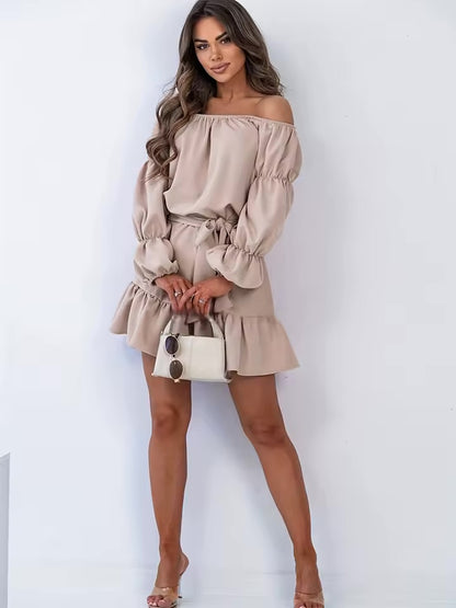 Este vestido na cor damasco tem um estilo doce e fresco. Apresenta mangas bufantes, cintura com laço e um bainha curta com babados.