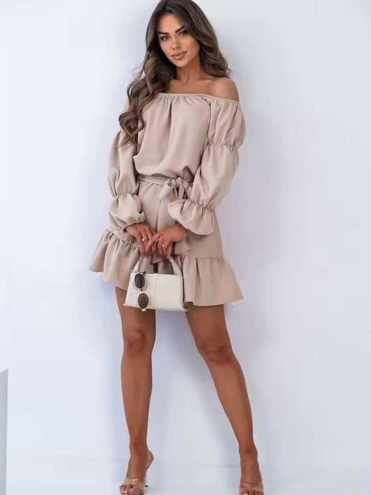 Este vestido na cor damasco tem um estilo doce e fresco. Apresenta mangas bufantes, cintura com laço e um bainha curta com babados.